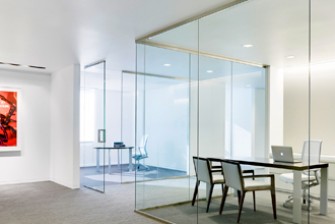 Phòng bếp đẹp và hiện đại nhờ vách kính cường lực