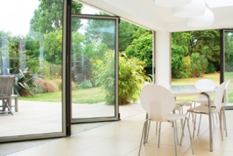 Những căn phòng có view xuyên thấu nhờ cửa kính trượt linh hoạt