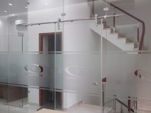 Các hư hỏng thường gặp với cửa kính cường lực và cách khắc phục
