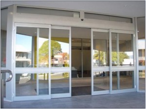 Đặc điểm và ứng dụng cửa kính lùa khung nhôm